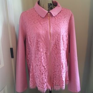 ⭐️Gorgeous zipper up sweater with lace detail.